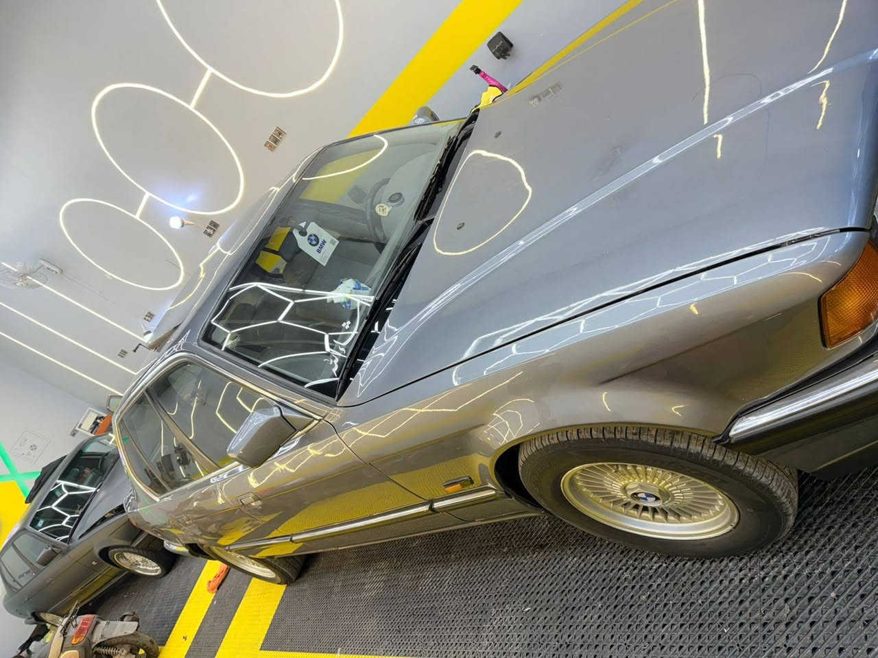 بي ام دبليو 735 iAمديل 1991بجم عريض بلاد 
محرك 3500بلاد 
السيارة بلادية مابيه قطعة وحدة تجاري 
تشوفه عبالك مخزنة 
كير كهربائي 7 بن 
سيارة بلادية شركة 
حدادة امامي ١٠٠٪؜ 
حدادة خلفي ١٠٠٪؜
تخم تاير ١٠٠٪؜ 
تخم ويل ١٠٠٪؜ 
غرفة ابيض اوفوايت ١٠٠٪؜ 
بصمتين وسويج 
   داخله صاج ملكي 
كشنات كهرباء ميموري ٨حركات ٤حركات  خزن ميموري 
كتلوكات الشركة كله بلادية 
تدفئة الكشنات الامامي شغال 
تدفئة تبريد 
هيترات المراية الوسط شغال 
هيترات المري الجوانب شغال 
المري الجانبية تحكم كهرباء 
المراية الوسطية اوتماتيك مع السكن 
هيتر الجامة الخلفي شغال 
اريل بلادي 
منضومة تليفون بلادي 
سلايت او بانوراما ٣طكات 
ماسحات زراكات الكل شغال 
دبل كمبيوتر تكدر من خلالة تقفل السرعة 
وبيه هواي مواصفات 
بيه حساس حرارة الجو بلادي يطلع بل كمبيوتر 
وحساس حرارة المحرك بل كمبويتر 
اكروز سرعة او مثبت سرعة 
نضام ABS
 جرس تنبيه 
تبريد قطعتين 
صالنصة مالV8 طرب

🛑 السعر سوي تعليق يصل مباشرة 🤖 

جكمجة  
مصبوغة عام جمالية فقط مكفولة 
من الحادث والكص والعيب الشرعي 
شرط غرامات تحويل شرط مكاني 
سماوة
سيارة كوله بلادية للاخير 

رقم صاحب  
***********
***********
