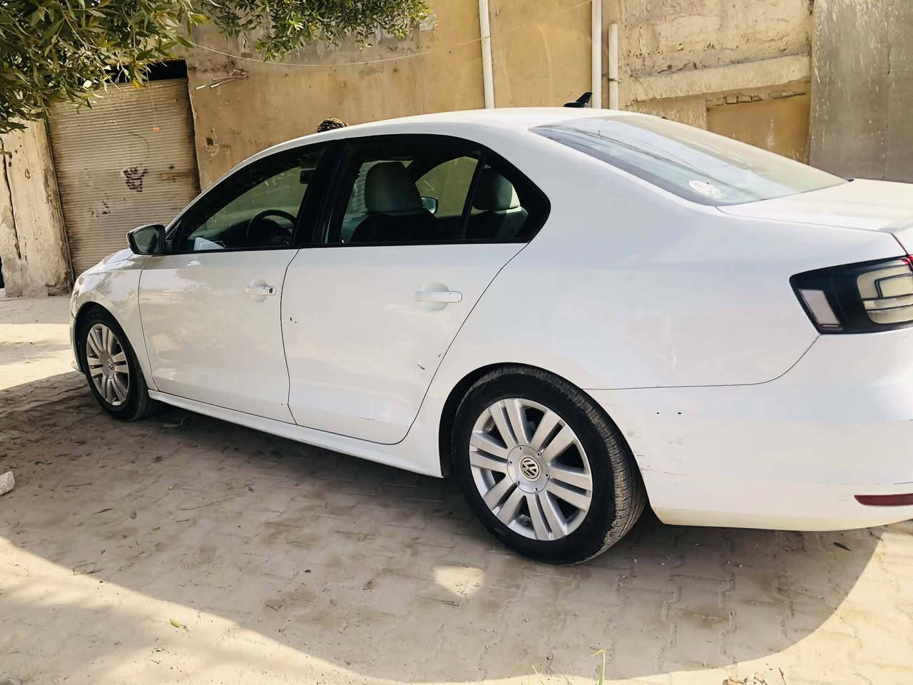 جيتا موديل 2016 مكفوله من الصبغ والتبديل محرك 1800 تيربو  بسمي
***********
