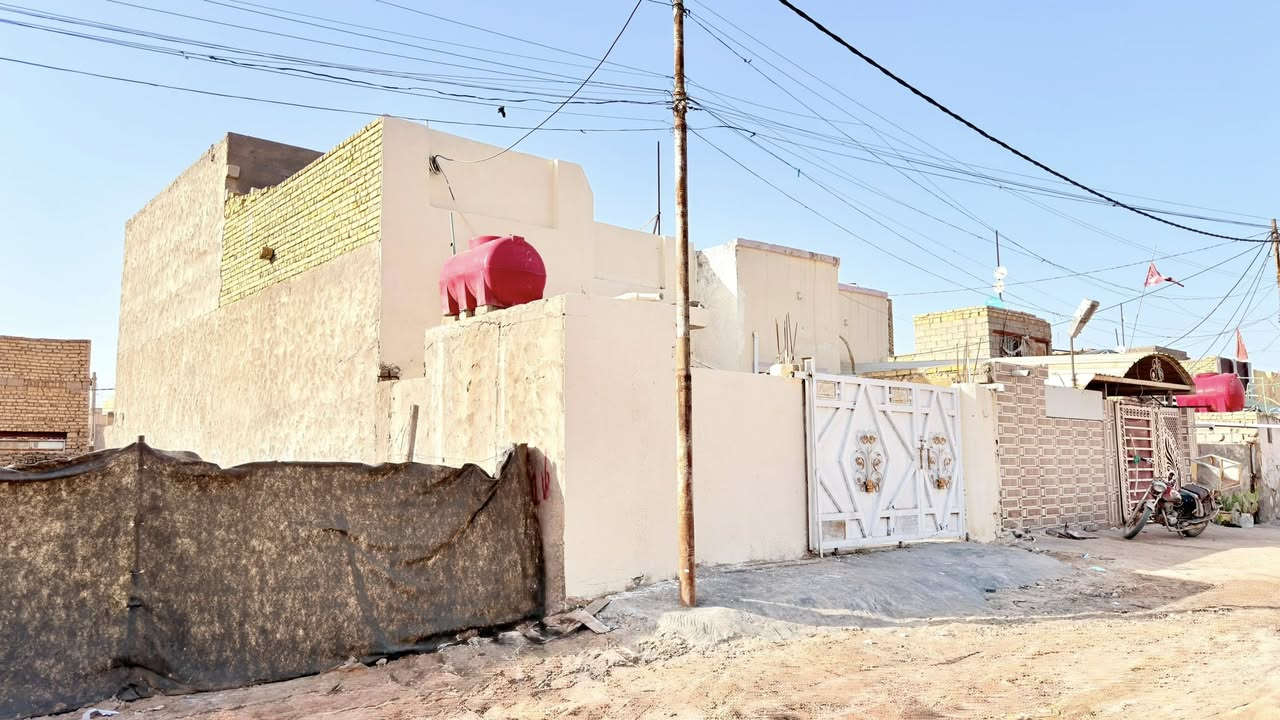 بيت للبيع طابو صرف 150 متر بالعسكري طابقين نظيف جداً فارغ جاهز للسكن استلام مباشر ✅
༺༻༺༻

السعر 74 وبيه مجال بسيط للشراي 

#طابو_صرف بيت حر مامطلوب تحويل مباشر ☑️ 

#الموقع العسكري خلف مدرسة عطاء القاسم ✅ 

༺༻༺༻༺༻

اساس بوكس

بناء طابوق 

منظومة مجاري دفن للبيت بالكامل  

سقف اعكادة جديد ونظيف 

ارضية كاشي درجة اولى 

ازارة بورسلين  

المطبخ جدران سيراميك 

خدمات المنطقة كاملة مجاري مركزية 

༺༻༺༻༺༻

طابقين 

غرفتين نوم 

غرفة نوم طابق اول 

استقبال صالة

مطبخ حار وبارد

مجمع حمام وصحيات داخلي وخارجي

༺༻༺༻༺༻

الطابق الثاني

غرفة نوم صالة مجمع حمام وصحيات 

نظام سويت 

السقف فرشي جديد 

༺༻༺༻༺༻༺༻

#البيت نظيف جداً جاهز للسكن بدون نقص

#فارغ حالياً مباشر المشتري يستلم مفتاح البيت ويسكن ✅

༺༻༺༻༺༻

#مكتب_محمد_الجبوري لبيع وشراء عقارات القاسم

الطابو الصرف والزراعي 

والمقاولات العامة والتصاميم الهندسية

#المكتب_مجاز رسمياً من غرفة تجارة بابل

والمكاتبات رسميه مصدقة لضمان حقوقكم 🫆 

*********** واتساب

*********** واتساب
