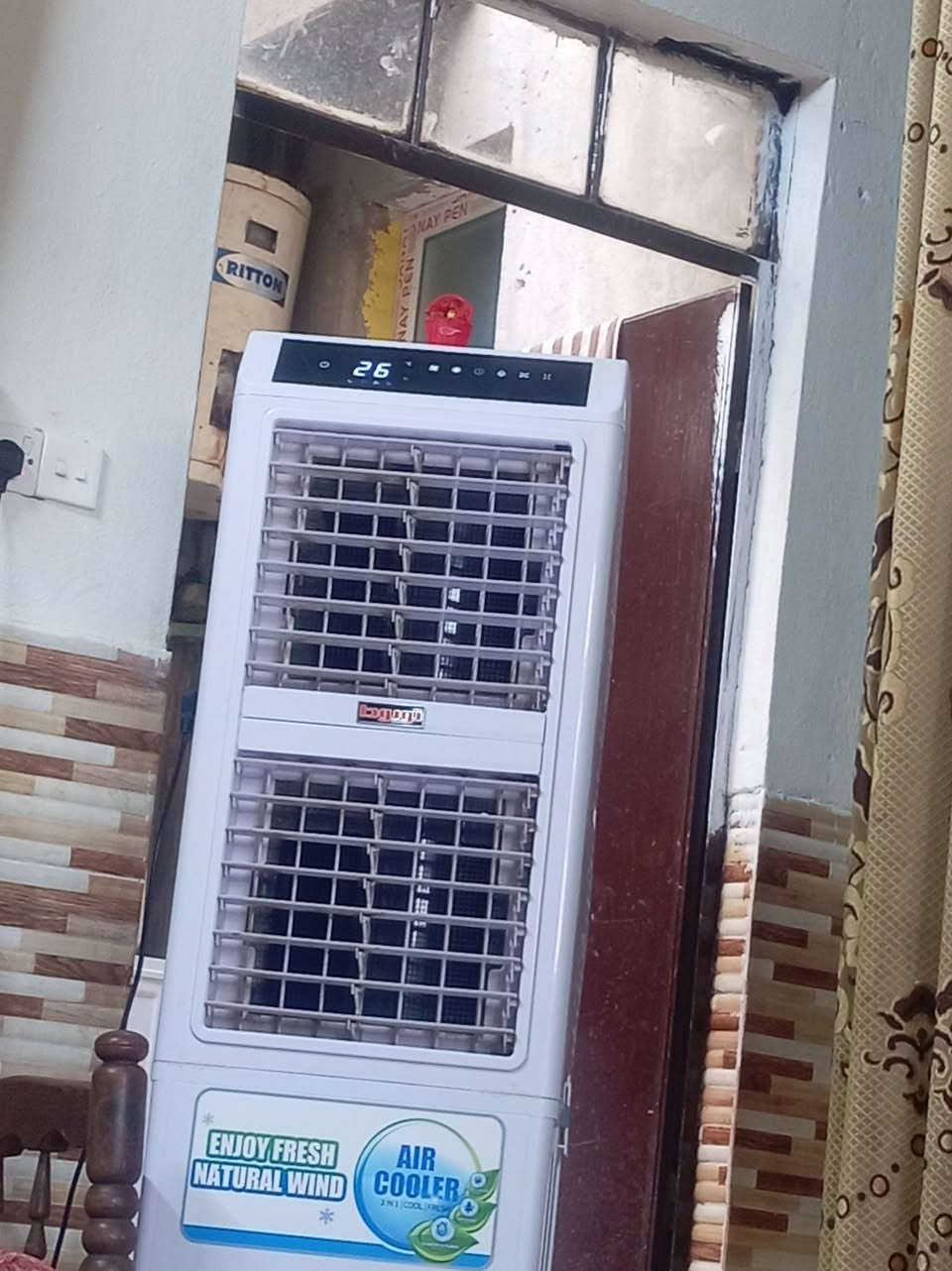 السلام عليكم عندي هاي المبرده للبيع هواها ثلج شغاله اربع سرعات تشتغل عن بعد وعن قرب على ريموت سعرها 225 المكان موصل حي المامؤن للتواصل خاص او عل رقم *********** وموجود واتس
