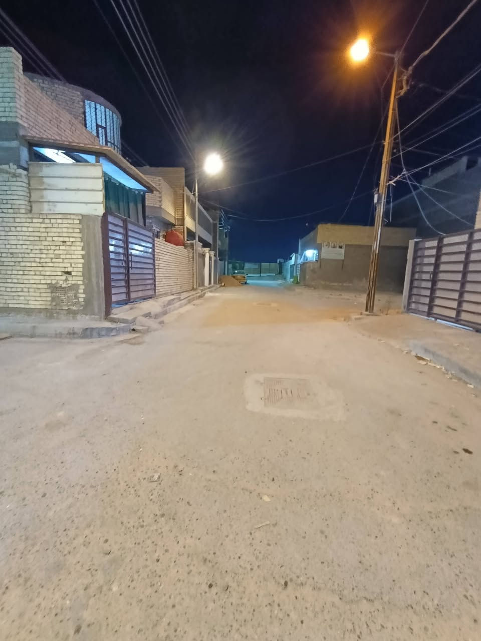 السلام عليكم
بيت للبيع منطقة الكفاءات الزراعي شارع 50 
مساحه 100 خدمات كاملة بناء حديث 
***********
