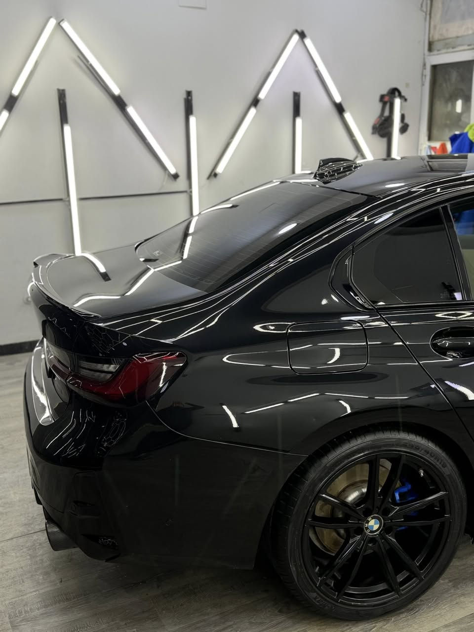 بسم الله الرحمن الرحيم 
سيارتي الجميله للبيع فقط bmw 2021 بدي كت ام بكج 
رقم اربيل 
مواصفات / 
فول 1/1 عده الداتا شو 
داخل بيجي 
تدفئه كشنات 
خزن ميوري 
شاشه دجتل 
فول للعين 
عليها كت كامل + دفيوزر + حلوك كزوز + جنح + تخم ويل + لحيه اماميه كلهن مال ( ام بكج ) وهسه كملت سياره بولش حمام ونانو بيدي بالمركز مالتي 
سياره بدون نقص برغي واحد صور كامله تفاصيل كامله صور سونار كامله 
ماشيه : 68 الف تقريبا هيج شي استعمال شخصي 
 
الحادث / خشم جاملغ امامي فقط مبدل نفس لون 
سياره بدون قطره صبغ كفاله كير ومكينه وصبغ وصعه بارد  وشواصي وللغود وكلشي 
سعر سياره حكتبه الي يعجبه اهلا وسهلا ( 248 وبيها ممجال كلش بسيط سياره بلاش بنسبه الخواتها 
مكاني حي البنوك شارع الكنيسه .
***********
