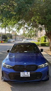 BMW 330e xDrive 2023 M Sport Full Option داخل احمر ماروني اللون ازرق P...