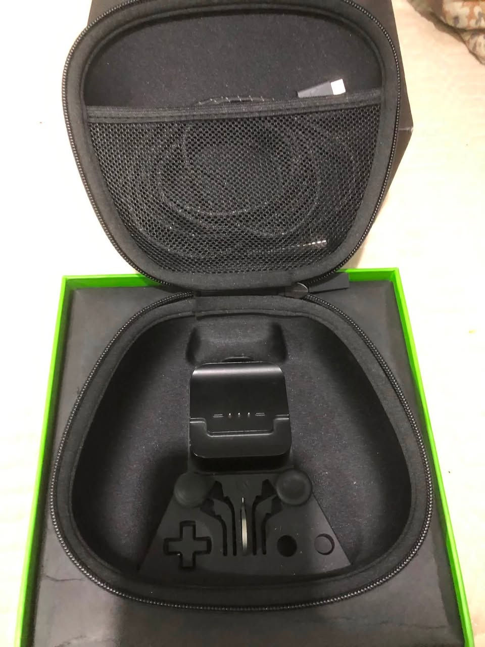 🔥 للبيع يد Xbox Elite Series 2 الأصلية 🔥
للبيع يد Elite Series 2 الأصلية، مناسبة للي يعرف يصلح أو يريدها بسعر مناسب.

الملاحظات:
 • زر LB يحتاج تصليح.
 • منفذ الشحن USB-C عطلان.
 • بيها Stick Drift خفيف.
   
عدا هالملاحظات، اليد أصلية وجودتها ممتازة، وهي فرصة للي يدور Elite Series 2 بسعر أقل من السوق.
يوجد توصيل 
💰 السعر: 45
📩 للتواصل: ***********
يوجد توصيل
