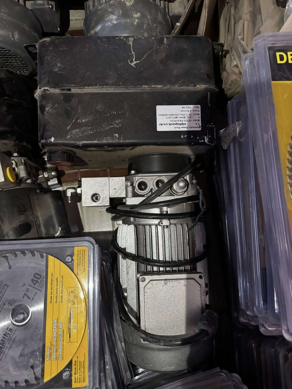 🛠️ متوفر الآن 🛠️
مجموعة ماطورات كير بوكس + مضخات ماء + مضخات هايدروليك 
✅ مضخات ماء قوية لتوفير تدفق مستمر وموثوق
✅ مضخات هايدروليك صناعية عالية التحمل لعمر أطول
✅ تصميم عملي وصيانة سهلة
✅ أداء ثابت حتى في الاستخدام المستمر

💰 الأسعار: منافسة  للمشاريع الصغيرة والكبيرة

📲 للتواصل والطلب:
***********
أو عبر الرسائل الخاص
