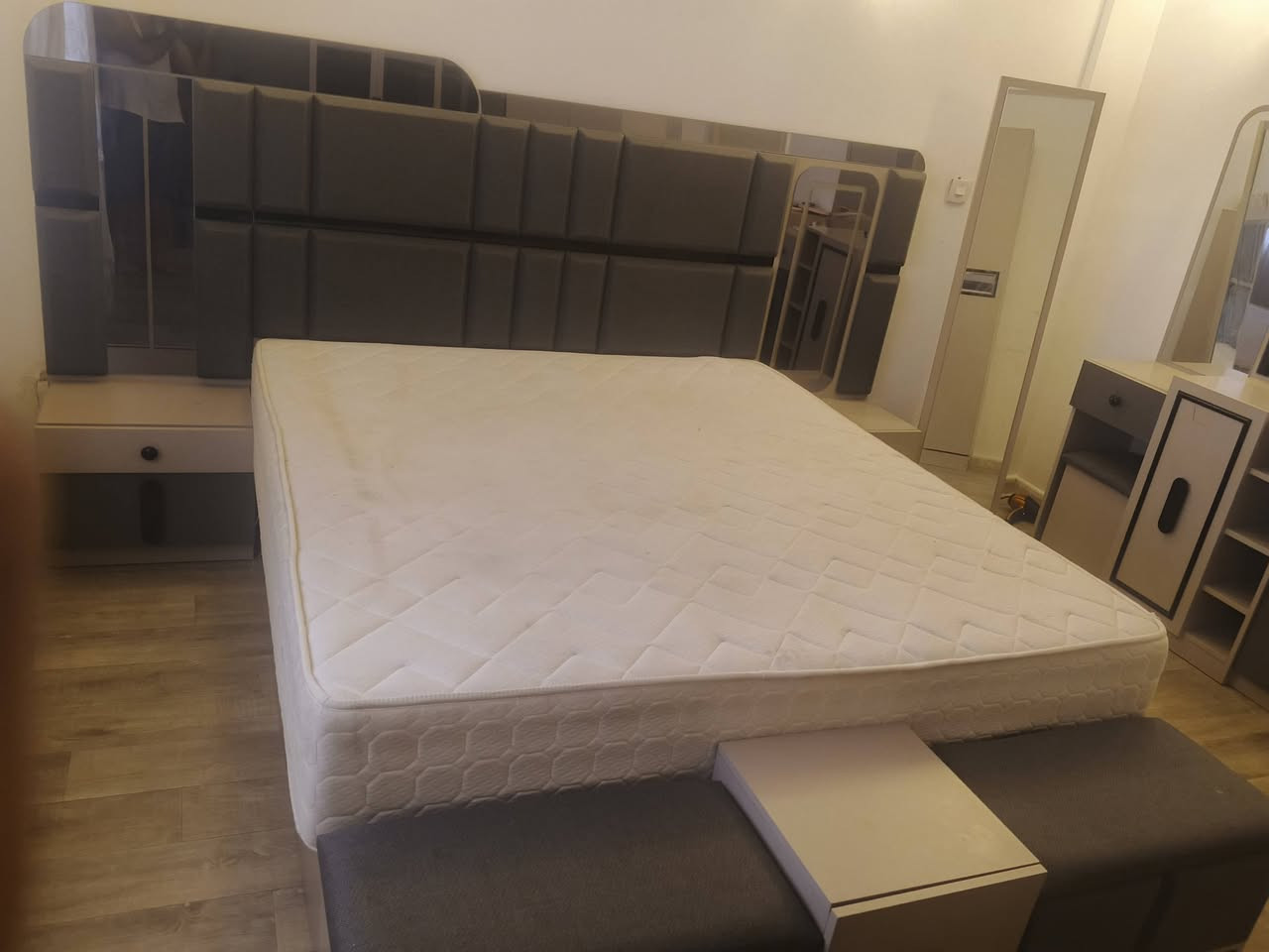 السلام عليكم غرفة تركي درجة اولة جديدة مامستخدمة بس اسبوع للبيع
بملوين و600
 للتواصل ***********
