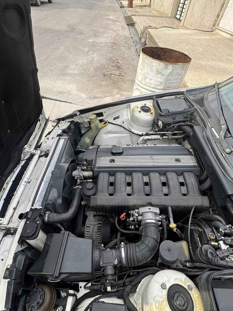 السلام عليكم 
BMW (520) اوتوماتيك 
موديل 1993
عليها محرك 525
السياره بيها قطعه وحده صبغ 

مواصفاتها     

سلايت
بجم عريض
تشغيل عن بعد 
نظام ترحيب 
كزوز رياضي مبدل كامل 
بجم دخاني 
ويل M5 حجم 17 انج 
داخل صاج كشنات مخمل دشبول دبل ايرباك 
لايتات مزروعلها عدسات نظام بلادي 
حداديه تايرات كله جديد
السيارة رقم نينوئ بأسمي تحويل مباشر 
فقط تبريدها عاطل كله جديد بس كمبريسر عاطل 

تفاصيل كثيره ما مذكوره و السياره مصروف عليها خير من الله و بل عافيه عل ياخذها
السعر المطلوب 78 ورقه قابل للتفاوض 
  ***********
