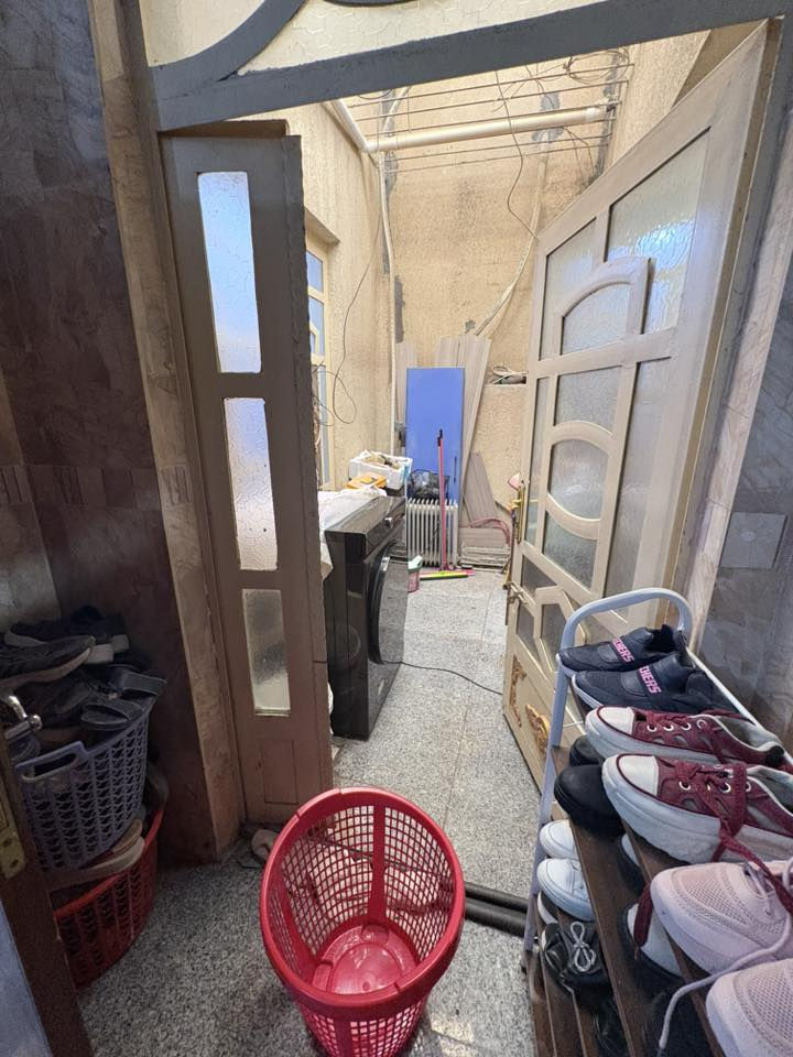 دار للبيع 🏠
🔹 المساحة: 200 متر
🔹 الطابو: ملك صرف
🔹 البناء: طابقين – بناء درجة أولى ونظيف جداً

التفاصيل:
▪️ 4 غرف نوم
▪️ صالة
▪️ استقبال
▪️ مطبخ
▪️ صحيات

📍 الموقع:
حلة – حي الشهداء الثانية
قرب كوفي الفانوس، سابع بيت عن الشارع
قريب من الشارع الرئيسي والمنطقة مشمولة بجميع الخدمات

📞 للاستفسار:
***********
