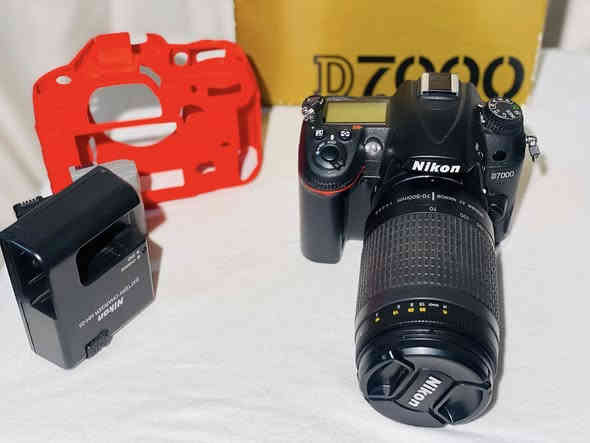 كامره نيكون D7000 
السعر جدا رخيص✅
عدسه ٧٠/٣٠٠
شاحنه جلاتين 
بطاريات ثنين 
كارتون حزام 
قبل كامره 
***********
