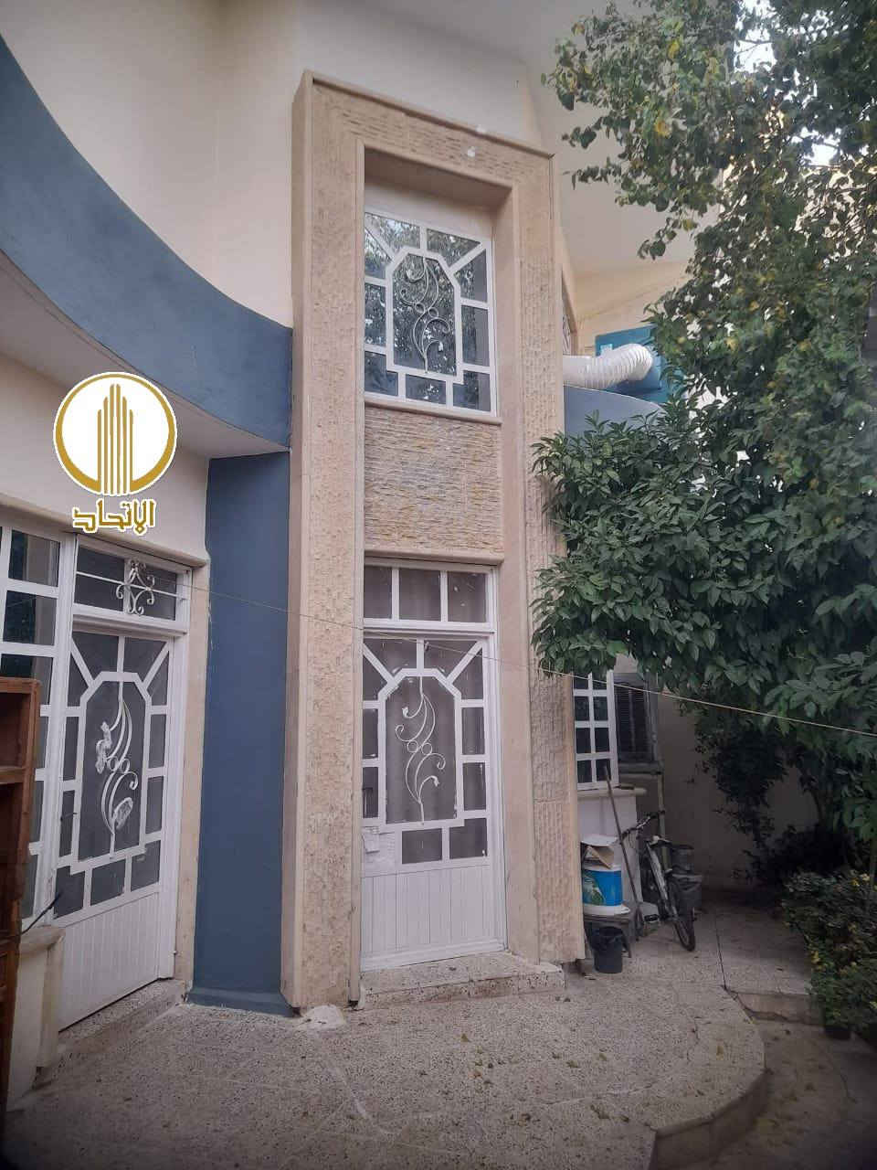 #مكتب_الاتحاد_للعقار 
 🏛⭐️دار للبيع او المعارضة ⭐️حي الصديق  خلف مول الخيرات ⭐️🏛
⬅️️ مساحـة 258متر بحساب الارض 

⬅️️الواجهة 10متر

⬅️ الإتجاه شروق تام 

⬅️شارع تبليط ١٢متر

⬅️طابقين ٦غرف 

⬅️الطابق الأرضي غرفتين نوم هول صحيات مطبخ مناور كراج إستقبال 

⬅️الطابق الثاني ٤غرف نومصحيات هول بيتونة

⬅️ تحويل مباشر او قرار التمليك 

تفاصيل اكثر يرجى مراجعة المكتب
_____________________________ 
         مكتب الاتحـــاد للعقار 
الفرع الاول : شارع المصارف الرئيسي 
الفرع الثاني: الصديق بداية سايدين البحرين 
           *********** 
                      🏛
           ***********
