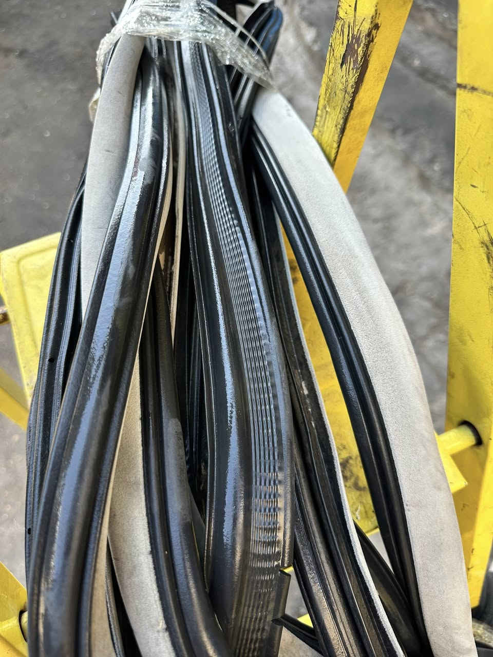 تخم سفايف ابواب لونين توكلر
ابيض واسود 
الابيض يجي بلون الداخل 
فقط للسيارات الفولل 🤭🫠 
*********** 
يوجد توصيل جميع محافظات العراق 
100 الف مع التوصيل
