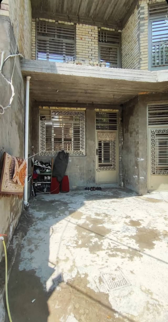 السلام عليكم 
بيت للبيع المساحة 200 متر طابو زراعي سند 25 وكاله ام الصوره 
يحتوي البيت على 
الطابق الاول كامل :- كراج وحديقة استقبال ومطبخ وصاله وحمامين وثلاث غرف نوم وحده سويت وممرين 
والطابق الثاني هيكل:- يحتوي على ثلاث غرف نوم وصاله وحمام وصطح خلفي 
الخدمات:-ماء وكهرباء ومجاري وانترنت ارضي نقص بس تبليط
العنوان:- بغداد الزعفرانية الزهور الزراعي بيت الطيب 
للاستفسار اتصل على الرقم ***********
