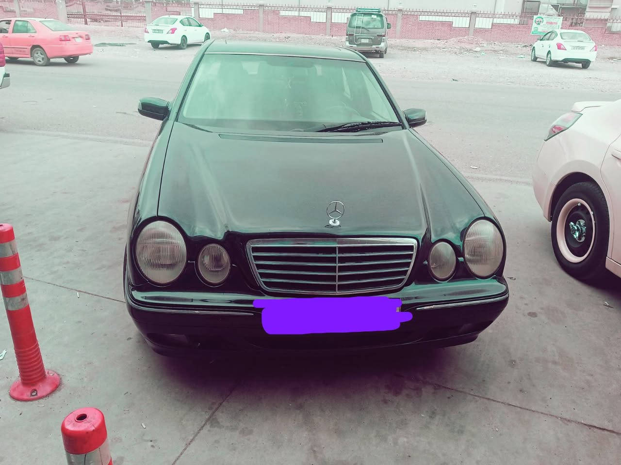 سلام عليكم ورحمه الله وبركاته  مارسيدس ام عيون موديل 2000رقم سليمانيه للبيع او مراوس مارسيدس E350  بأسم اخويه 
سياره مصبوغه صبغ درجه اولى قبل 20يوم طلعت من الفرن مناقصها شي مكفوله من الحادث والخياس حشاكم ولا كلوب بيها ميشتغل صيانه كامله من حداديه وكهربائيات 
صدر امامي خلفي كله مبدل باستثناء الباب الخلفيه وره السائق قبل اسبوع نطخت عندي
ورجعتها بارد للامانه سياره ترايها ماشاء الله 
السعر المطلوب 140 وبي مجال للاتصال بالرقم *********** فيس ممتواجد اعتذر جدا 
اليجي الف هلا بي سياره موجوده بغداد الدوره شارع ابو الطياره
