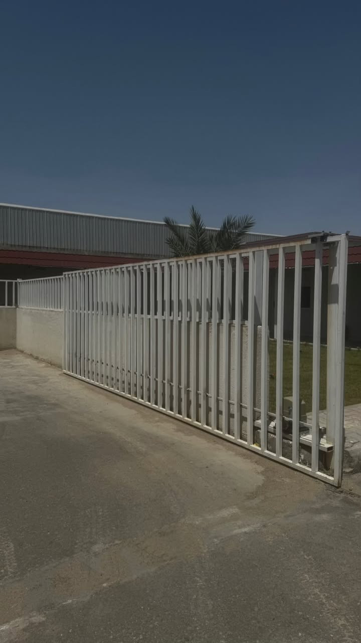 سلام عليكم عمل جميع أنواع الحداد باب شباك طبلات سقاف سندويج كيربي كيسبان كرفانات جميع أنواع مكان العمل بصره متواجد جميع مناطق البصره رقم الهاتف ***********
