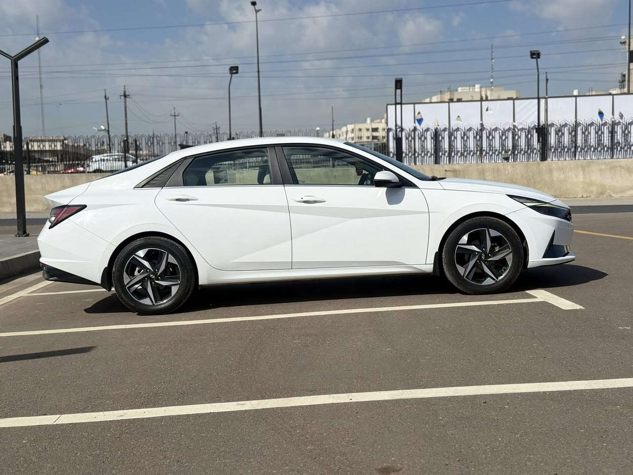 السلام عليكم تحية طيبة🌹
هونداي النترا خليجي 2023 محرك 2000
ماشية 40 سيارة حلوة على ايدي بيهة طخة مثل مموضح بالصور صابغ على كدهة وبيهة بعض الملاحظات سنوية بسمي مواصفات فول مال خليجي اي تفاصيل ***********
