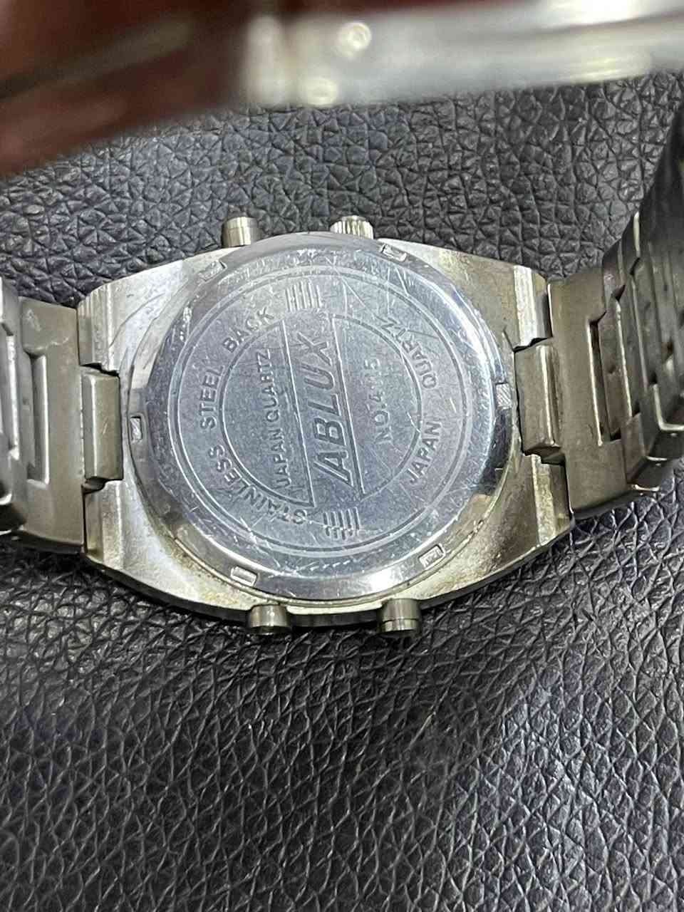 السلام عليكم ساعة يد رجالية بنظام عرض مزدوج (رقمي وتناظري)، وتصميمها يشبه إلى حد كبير ساعات من علامات تجارية مثل Sharp و Perfect. مزدوج (عقارب للوقت التناظري وشاشة LCD للوقت الرقمي). يظهر اسم "ABLU" على الميناء، وهو ما يشير إلى علامة تجارية قد تكون أقل شيوعاً أو مقلدة لتصميمات مشهورة. تعمل بنظام الكوارتز (Quartz) مع حركة يابانية (Japan Movt). مصنوعان من الفولاذ المقاوم للصدأ (Stainless Steel) بلون فضي. تتضمن الساعة أزراراً للتحكم في الأوضاع (Mode)، ضبط الوقت التناظري (Ana Set)، وبدء/إيقاف المؤقت (St/Stop)، وإعادة ضبط الدورات (Lap/Reset). 
التصميم يُعرف بـ "الكرونوغراف الرقمي/التناظري العتيق" (Vintage Dig/Ana Alarm Chronograph). تتميز هذه الساعات بكونها عملية وتجمع بين الشكل الكلاسيكي للعقارب والوظائف الرقمية مثل المنبه وساعة الإيقاف.  السعر ب40مع توصيل


**إذا كنت صاحب هذا الإعلان وتريد حذفه لأي سبب، رجاءا أرسل رسالة إلى الدعم الفني**