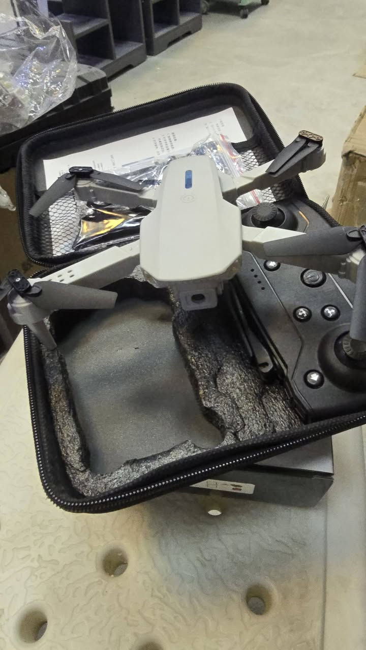 طائرة درون E88، وهي طائرة بدون طيار صغيرة وقابلة للطي مصممة للمبتدئين والتصوير الجوي. 
المواصفات والميزات الرئيسية:
الكاميرا: مزودة بكاميرا مزدوجة تدعم دقة 4K HD أو 8K HD حسب الإصدار. 
التحكم والميزات: تدعم نقل الفيديو المباشر عبر Wi-Fi FPV، وتتميز بوظيفة التحليق بالتدفق البصري لتثبيت الارتفاع، والقدرة على الطيران المساري (Trajectory flight
طائرة درون من طراز E88 Drone، وهي طائرة مسيرة صغيرة الحجم وقابلة للطي، مُصممة بشكل أساسي للمبتدئين والهواة. 
المميزات والمواصفات الرئيسية:
تعتمد المواصفات على النسخة المتوفرة، حيث توجد إصدارات متعددة لهذا الطراز:
نظام الكاميرا: تأتي عادةً بنظام كاميرا مزدوجة (أمامية وسفلية) بدقة تتراوح بين HD 4K و 8K في بعض الموديلات المطورة.
تقنيات الطيران: تدعم خاصية "Optical flow hovering" للثبات أثناء التحليق، و"Trajectory flight" لرسم مسار الطيران.
سهولة الاستخدام: تتميز بخواص الإقلاع والهبوط بضغطة زر واحدة، وتثبيت الارتفاع، وحساسات ذكية لتجنب العقبات في النسخ الحديثة.
البطارية والتحكم: تدعم البث المباشر عبر الواي فاي (FPV)، وتتراوح مدة الطيران في الشحنة الواحدة حوالي 10 دقائق، مع مدى تحكم يصل إلى 100 متر. 

البيت الانكليزي للبضائع الاوربية 
العنوان / بابل .. الحلة .. نادر الثانية الشارع الخدمي كراغول مقابل مجمع المدارس 
يوميا بث الساعة السابعة مساءا انتظرونا بضائع منوعة وجوائز 
واتساب ***********
            ***********
https://www.tiktok.com/@ukhomeiraq?_r=1&_t=ZS-93RdXoWpEKF
