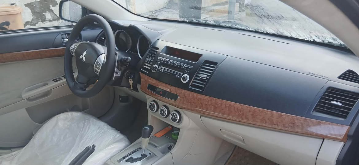 لانسەری قرش ڕەنگی مارۆنی مۆدیل ٢٠٠٨ سەنەوی بەسەرچووە یاک پارچەو پەڵەیەکی بۆیاخە دەعم و لێدراوی نییە ناوی نەگرتووە چوار تایەی تازەی لە ژێرە سلایدە چوار جام کارەبا گێڕ شەفتە گێڕ و مەکینە و کارەباییاتی بە شەرت تەبرید سارد و گەرم ئیشەکات
*********** السليمانية, العراق
