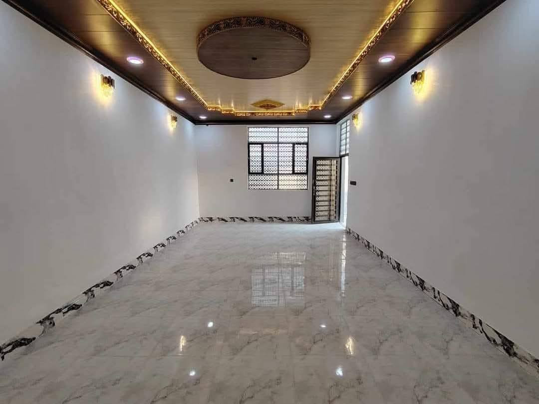 200 طابقين سعره 95وبيه مجال 😳
بيت على شارع المطار مقابيل ملحق القريه الغدير

البيت بيه 4غرف صالتين صحيات استقبال مطبخ بارد مطبخ حار البيت فول ومناسب مال جناي متوازي طابو زرعي سند 25 بناء طابوك جمهوري صب كونكريت سيراميك بورسلين ثقيل الاستفسار اتصال

*********** او واتساب
