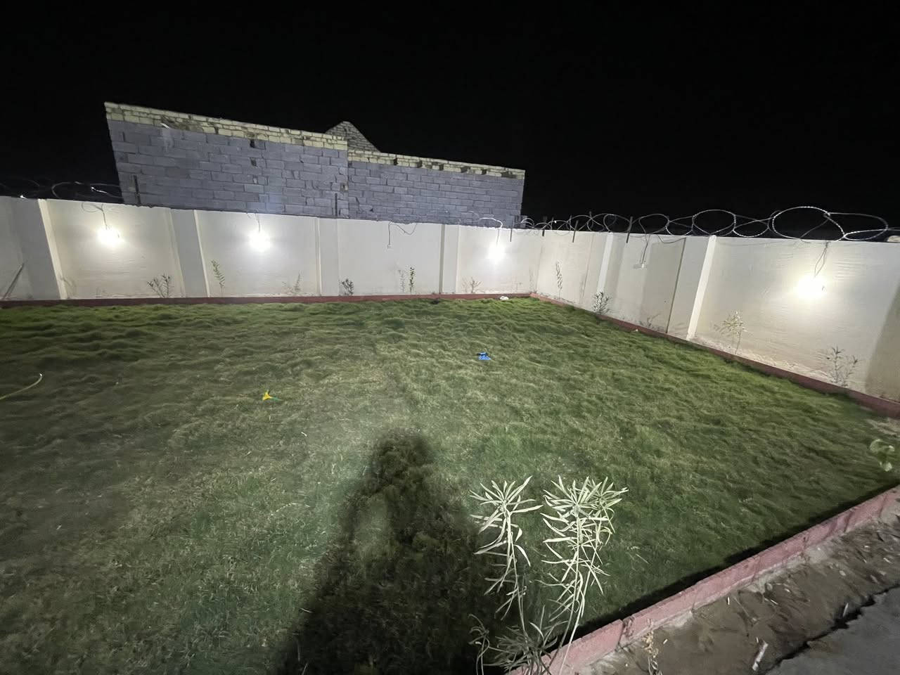 مزرعه مساحه 375 متر كافه الخدمات خلف مطعم واثق تبعد عن شارع العام 600 متر
سعر ب 26 وبي مجال للاتصال ***********
