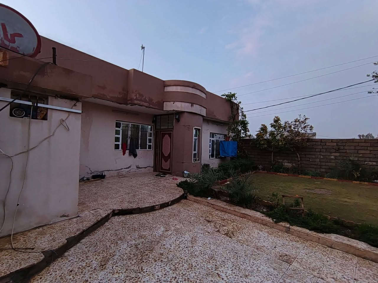 السلام عليكم
بيت غربي للبيع
رشيدية قطاع الخامس 
قريب على سوق الروضه

مساحة البيت ٢٧٥

متكون البيت من غرفتين 

استقبال

مطبخ 

هول

منور خلف الغرف

صحيات داخلي وخارجي

حديقه 

كاشي وسيرامك كامل وسقف ثانوي

للستفسار الاتصال على هذه الرقم 

***********
