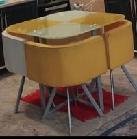 ميز طعام • ٤ كراسي