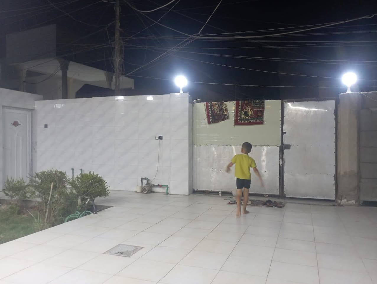 للبيع دار طابو زراعي سند 25،المساحه 255 غرف نوم عدد 2هول استقبال ومطبخ حار وبارد وحديقه وكراج ورديه خارج مقابيل محطة الغاز يبعد عن الشارع العام 100متر كافت الخدمات بيه مجاري السعر خاص ابو مصطفى للعقار ***********
