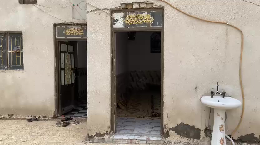 سلام عليكم 
بيت البيع طابو صرف
حي العسكري يم برج آسيا
تكون البيت من طابقين 
طابق الاول يتكون من غرفتين وصاله مطبخ مضيف
وطابق ثاني يتكون من غرفتين وصاله  
مساحه البيت ٣٢٠متر  إلا ستفسار اتصال على رقم *********** سعر مناسب
