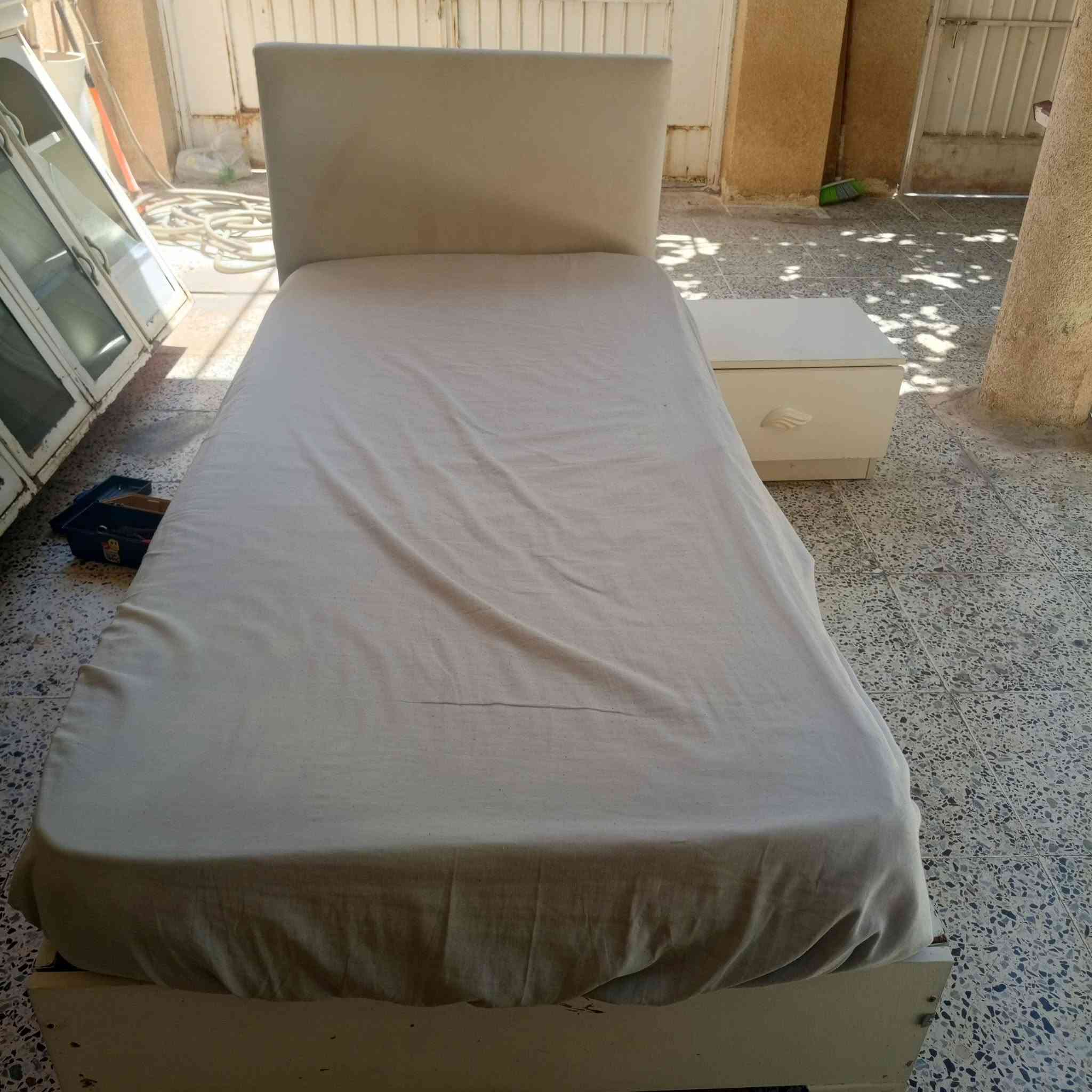 السلام عليكم غراض بيت للبيع العنوان شهيدان زركته قرب جامع مفتي رقم الهاتف ***********
