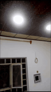 بيت لايجار او البيع في حي النصر ال14 دون دلاليه ب500 مساحه 150متر ركن واجهه 15 والثانيه 10 وجه فرعي والثاني رئيسي غرفتين نوم صاله واستقبالة مطبخ مفتوح حديقه وكراج رقم *********** صاحب البيت
