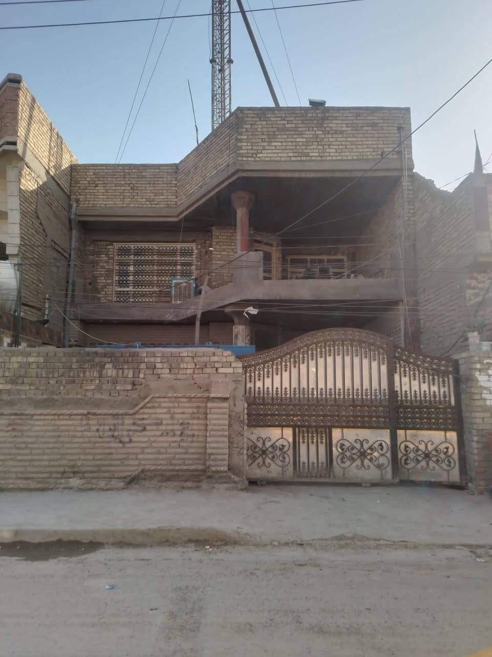 سلام عليكم بيت  بل رشاد للبيع مساحه 200متر طابو ملك صرف بسمنا وعلى سطح البيت شبكه عراقنا وبيه راتب سنوي وكهرباء مستمرة 24 ساعه (والثاني بيت 100 متر مربع عشره في عشره صاير ركن  (والثالث كوفي مساحة ١٥٠ ركن على شارع التانكي وياهه مطعم مأجرينه  وبيهن كهرباء مستمرة مرتبطه بالشبكه لمعرفة الأسعار  للإتصال على الرقم ***********
