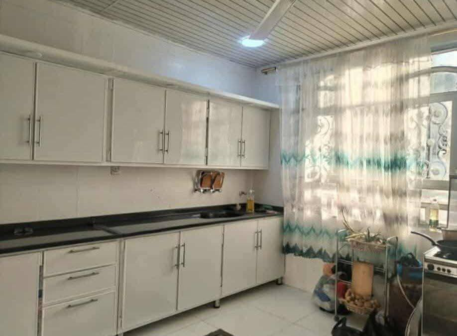 دار للبيع طابو زراعي سند الموقع حي الجزائر خلف مستشفى الحياة الاهلي
المساحة 275 متر مربع 
طابقين 4 غرف نوم هول صالة مطبخ ومجمع صحيات عدد 3 للاستفسار مكتب النبل للعقار والبناء والهندسه 
*********** واتساب 
***********
