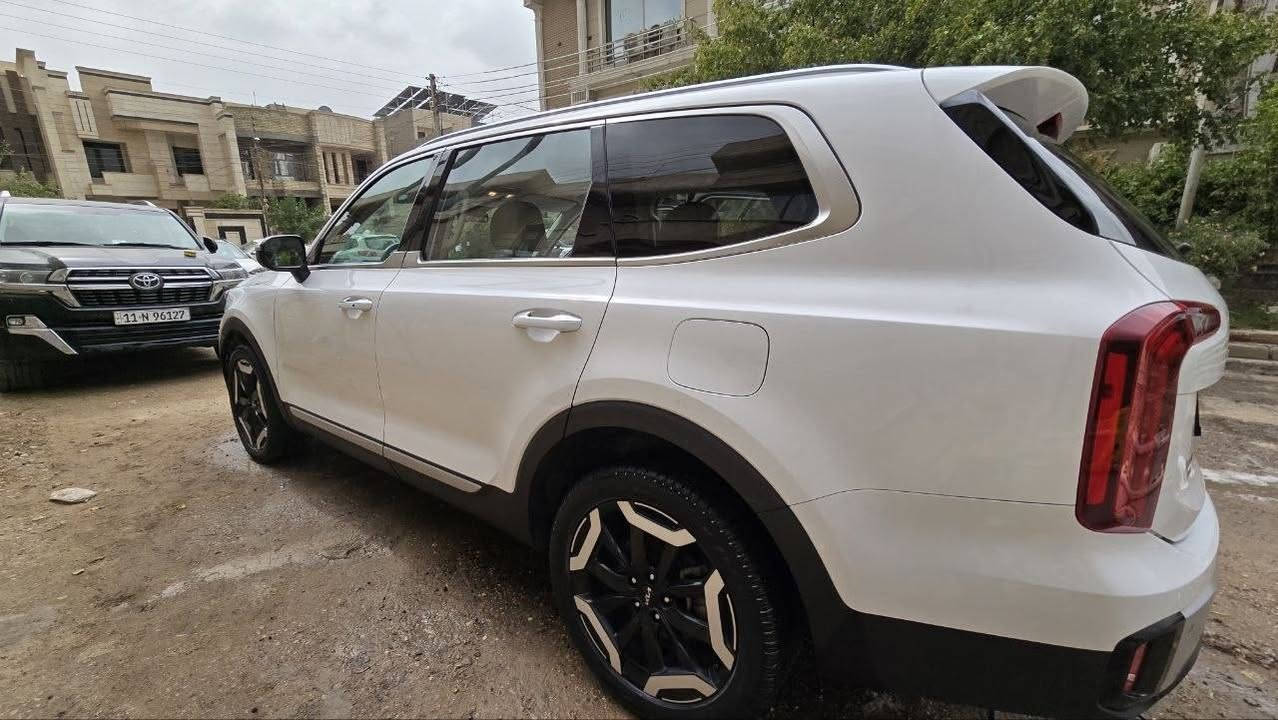 KIA Tolride.   (كيا تولرايد)
2023 
عداد:  59.000 (KM) 
وارد امريكي 
محرك: 6 سلندر              3800

مواصفات:  
كامره خلفيه
 حساسات اماميه وخلفيه 
وضعيات قياده ( SPORT. ECO. SNOW. SMART. Normal) 
تحديد مسار 
توقف ذاتي 
AUTO HOLD 
شاشه متصله  
تشغيل عن بعد 
مقاعد خلفيه منفصله (VIP) 
AWD (دفع رباعي مستمر) 
ضرر:
كما موضح في السونار 

السعر:    ( 269)      وبي مجال بسيط 
مكان السياره: بغداد الرصافه 
للتصال: ***********  

للبيع او مراوس سورنتو 2021-2022-2023
