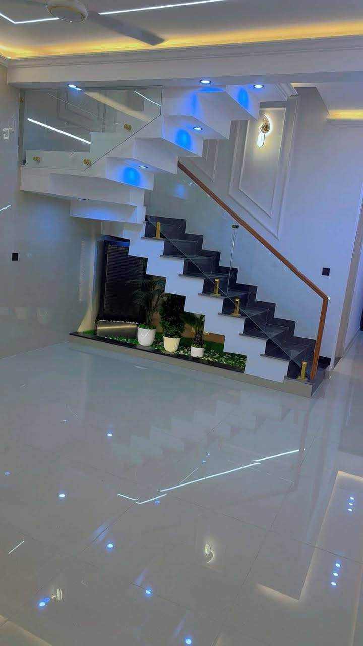 ​🏡 بيت حديث للبيع في حي الجهاد 🏡
المواصفات العامة:

​📐 المساحة: 100 متر.
​📐 الأبعاد: الواجهة 5 متر | النزال 20 متر.

​🏗️ حالة البناء: بناء جديد وحديث (درجة أولى).

​التفاصيل والتقسيم الداخلي:
​🛏️ 3 غرف نوم.

​🛋️ صالة واسعة + غرفة استقبال.

​🍳 مطبخ مجهز.

​🚽 صحيات (عدد 2).

​☀️ منور (عدد 2).

​📍 الموقع: حي الجهاد - منطقة الخارجية (مربع البدالة).
💵 السعر: يرجى التواصل على الخاص.

​💼 للمراجعة والاستفسار:

👑 ((( مكتب الصادق للوساطة العقارية )))
👤 بإدارة: أبو حسين
​📍 عنوان المكتب: حي الجهاد - قرب الكراج - مقابل مخابز الريان.

​📞 للتواصل والاتصال:
​آسيا سيل: *********** (متوفر واتساب 💬)
​زين العراق: *********** (اتصال مباشر 📞)
