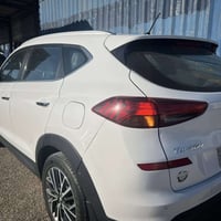 توسان للبيع موديل2019 لون أبيض خليجي محرك 2000 ،لايت 5عدسات كشن كهرباء...