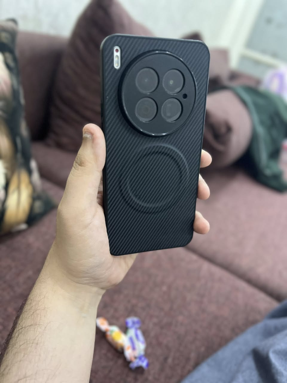 تكنو كمون 40 بريمير 5g للبيع كامل ملحقات مع كفرات عدد 2 للبيع بسعر 400 الف 
 بغداد المنصور
***********

🧠 النظام والمعالج
 • نظام التشغيل: Android 15 مع واجهة HiOS 15  
 • المعالج: MediaTek Dimensity 8350 Ultimate AI (بنظام 4 نانومتر)  
 • دعم شبكات: 2G / 3G / 4G / 5G  

📺 الشاشة
 • الحجم: 6.67 إنش LTPO AMOLED  
 • الدقة: 1260 × 2800 بكسل (+1.5K)  
 • معدل تحديث: 144 Hz  
 • الحماية: Corning Gorilla Glass 7i  
 • سطوع أقصى: 1600 نيت  

📸 الكاميرات

الخلفية (Triple):
 • الرئيسية: 50 MP Sony LYT-701 مع تثبيت بصري OIS  
 • تليفوتو Periscope: 50 MP للتقريب البصري  
 • واسعة الزاوية: 50 MP  

الأمامية:
 • 50 MP  

📦 الذاكرة والتخزين
 • الذاكرة العشوائية (RAM): 12 GB  
 • الذاكرة الداخلية (Storage): 256 GB  
 • لا يدعم بطاقة ذاكرة خارجية microSD  

🔋 البطارية والشحن
 • البطارية: 5100 mAh  
 • شحن سريع: 70 W  

📶 إضافات ومزايا
 • مقاومة للماء والغبار IP68 + IP69  
 • بصمة داخل الشاشة Optical  
 • سماعات Stereo + Dolby Atmos  
 • شبكات Wi-Fi Dual-Band، بلوتوث 5.4، NFC، USB-C مع OTG  
 • أبعاد الهاتف: 161 x 75 x 7.7 مم ووزن حوالي 193 جرام  

📊 ملخص:
هاتف كامون 40 بريمير من تكنو يأتي بفئة عالية الأداء خاصة في التصوير والشاشة السريعة، مع معالج قوي وشحن سريع ومقاومة للماء، مما يجعله منافس قوي في فئته السعرية.
