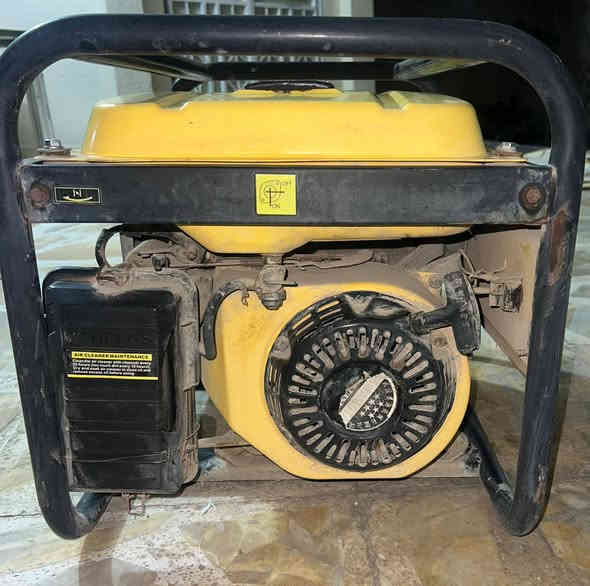 مولدة ASTRA Korea AST3700
شغالة ونظيفة، تشغيل أول دكة.بانزين
القدرة 2.5 KVA، فولت 220، خزان 15 لتر.
بيها مخارج AC  .كشتغله مرات معدوده سعر 225
***********
