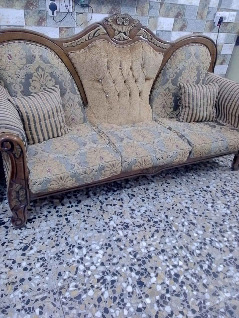 تخم كلاسيكي عشر مقاعد نظيف اي ضرر ما بيه العنوان الحبيبيه قرب مطعم وليد ابو كاص ***********
