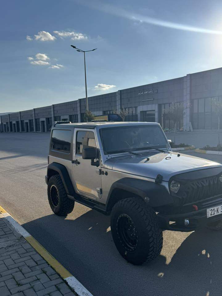 سلام عليكم 
جيب رانكلر 2018 sport
قطعتين و نص صبغ 
4*4
شاشة كبيرة 
ماشية 89 الف مايل
١٦٠ و بي مجال 
***********
