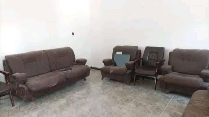 السلام عليكم بيت للبيع  مساحتها 200سند25 مبني بي غرفه ومطبخ مفتوح عله الصاله ومجمع صحيات العنوان مقابل محطه العرفان السعر 53وبيه مجال. 
‭0780 932 1012‬
