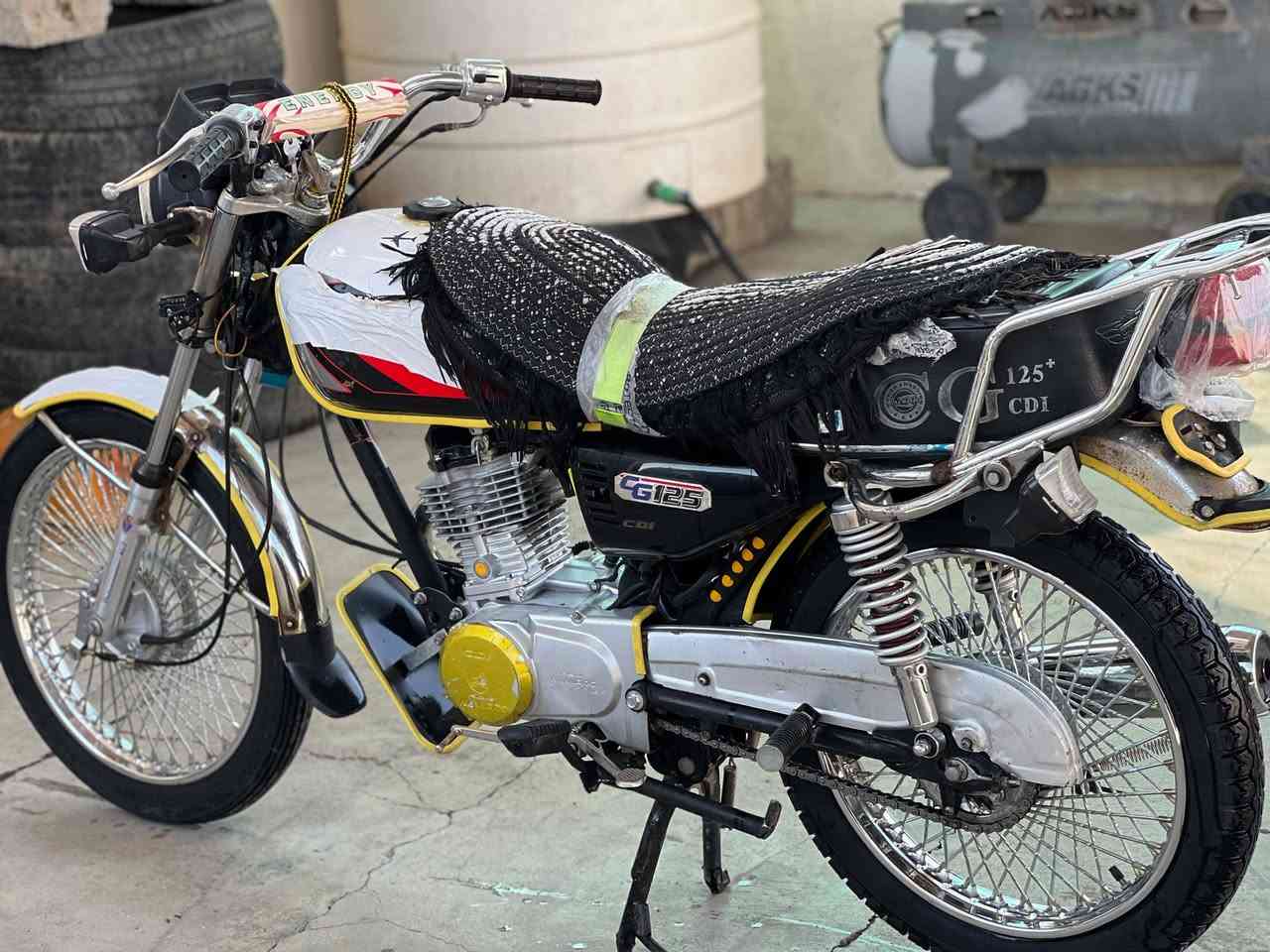 سلام عليكم
مكلف بل نشر 

دراجه للبيع.  موديل 2021
محرك نضيف.  125 cc
تايرات جدد 
كهربايات  شغال 

السعر 425.وبي مجال 
اتصال ***********
