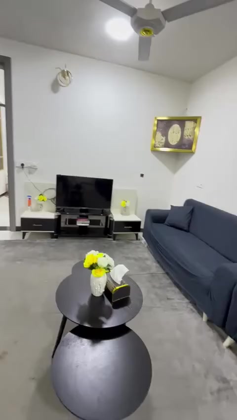 السلام عليكم بيت 60 متر تجاري على شارع الضغط الدوره حي دجله +تشجير يحتوي على محل +مشتملان منفصلان درج خارجي  بناء جديد تنازل شركه كل مشتمل غرفه صاله مطبخ وصحيات بيت كامل السعر 120 بي مجال بصيط 
 
***********
