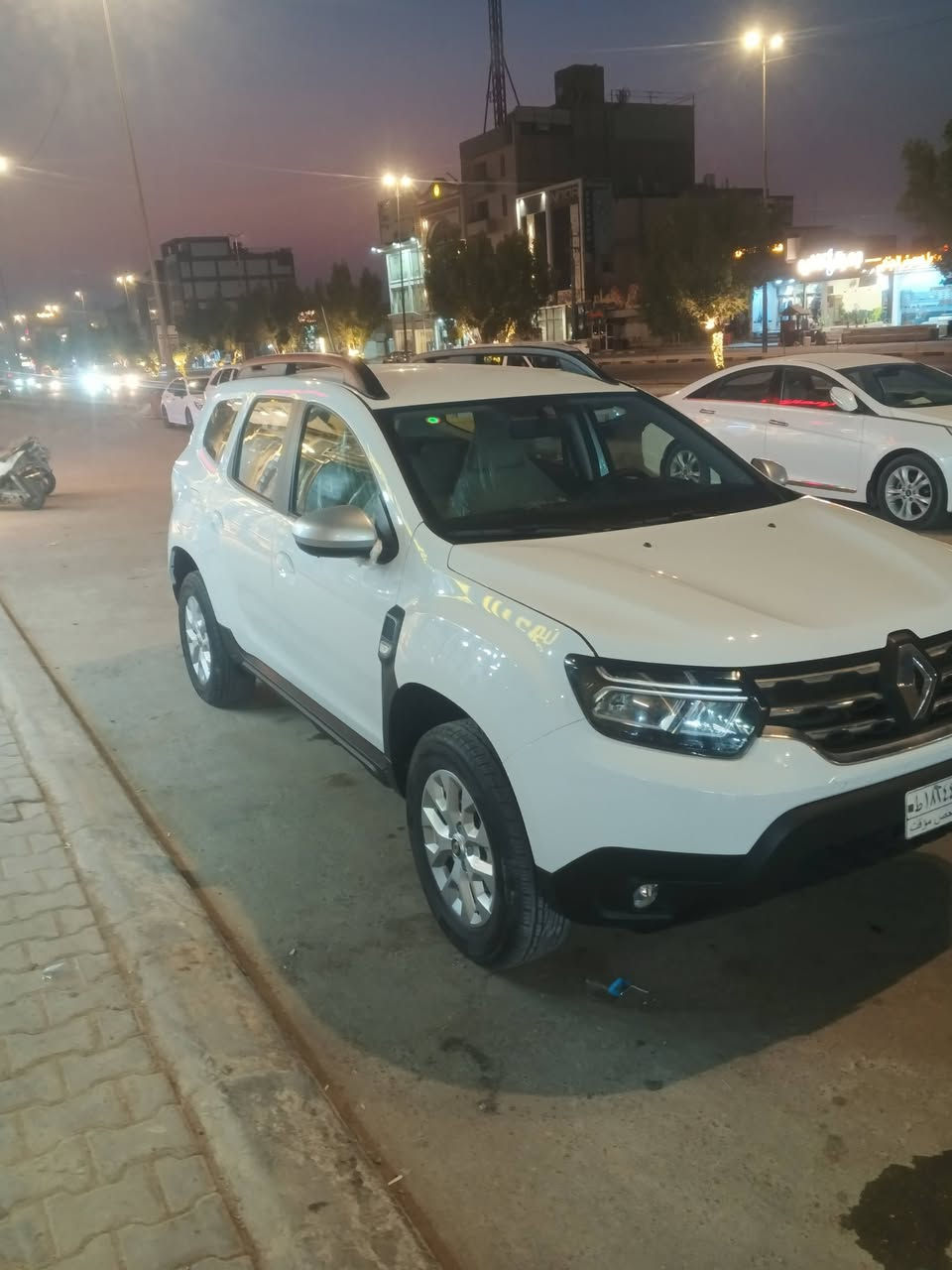 🚗 رينو داستر 2025 (الشكل الجديد) – زيرو
🔥 فرصة ممتازة – سيارة رينو داستر  قوية وعملية
📍 زيرو بالكامل ماشيه 3000)
💰 السعر المطلوب: 24مليون
(
وبيه مجال 
---

🛠️ المواصفات الفنية
محرك 1600 لتر تيربو 4 سلندر

القوة: حوالي 150 – 163 حصان 

العزم: يصل إلى 250 – 280 نيوتن متر 

ناقل الحركة: أوتوماتيك 

نظام الدفع: أمامي (FWD)

استهلاك الوقود: اقتصادي (حوالي 5.7 – 6.5 لتر/100 كم) 

سعة خزان الوقود: 50 لتر 

---

📐 المواصفات العامة

عدد الركاب: 5

ارتفاع عن الأرض: حوالي 210 مم (مناسب للطرق الصعبة) 

مساحة الشنطة: كبيرة (حوالي 472 – 518 لتر) 

حجم السيارة: SUV مدمجة عملية وعائلية

---

✨ الكماليات

✔ شاشة وسطية 10.1 بوصة
✔ عداد ديجيتال
✔ Apple CarPlay & Android Auto
✔ كاميرا خلفية + حساسات
✔ مثبت سرعة
✔ تكييف أوتوماتيك
✔ تشغيل بالبصمة (Smart Key)
✔ شاحن لاسلكي
✔ جنوط سبور

---

🛡️ الأمان

✔ ABS + EBD
✔ ESP (ثبات إلكتروني)
✔ وسائد هوائية
✔ نظام مانع انزلاق
✔ مساعد صعود المرتفعات

---

💪 مميزات السيارة

تصميم جديد كليًا وشكل قوي

مرتفعة عن الأرض ومناسبة للطرق الوعرة

اقتصادية في البنزين

اعتمادية عالية

سيارة عملية للعائلة والسفر

---

📞 للتواصل

📱***********)

---
