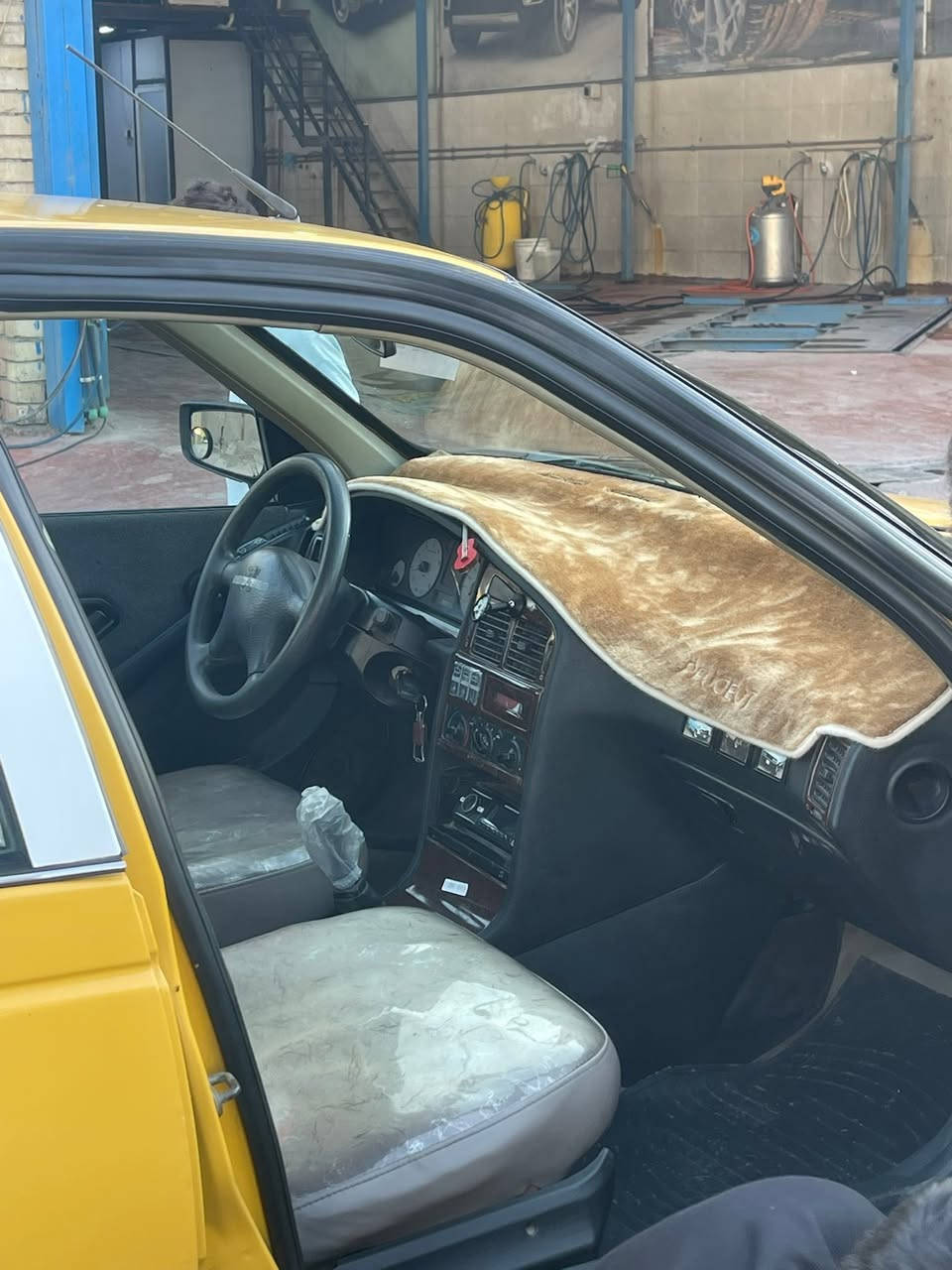 سلام عليكم �
🚗 للبيع — بيجو بارس موديل 2015

✅ السيارة مكفولة كفالة عامة
✅ كير، محرك، كهربائيات كلها على البلاد
✅ السيارة مكفولة وما تحتاج شي
⚠️ فقط بيها رصعة يم يد الباب الخلفي
💡 زنون عالي
🛞 دوشمة جديدة
🔢 رقم نكليزي
📄 التحويل ثاني يوم

💰 السعر: 45 ورقة — بيها مجال قليل 

📍 مكان السيارة: البلديات

📞 للتواصل: واتساب فقط
***********
