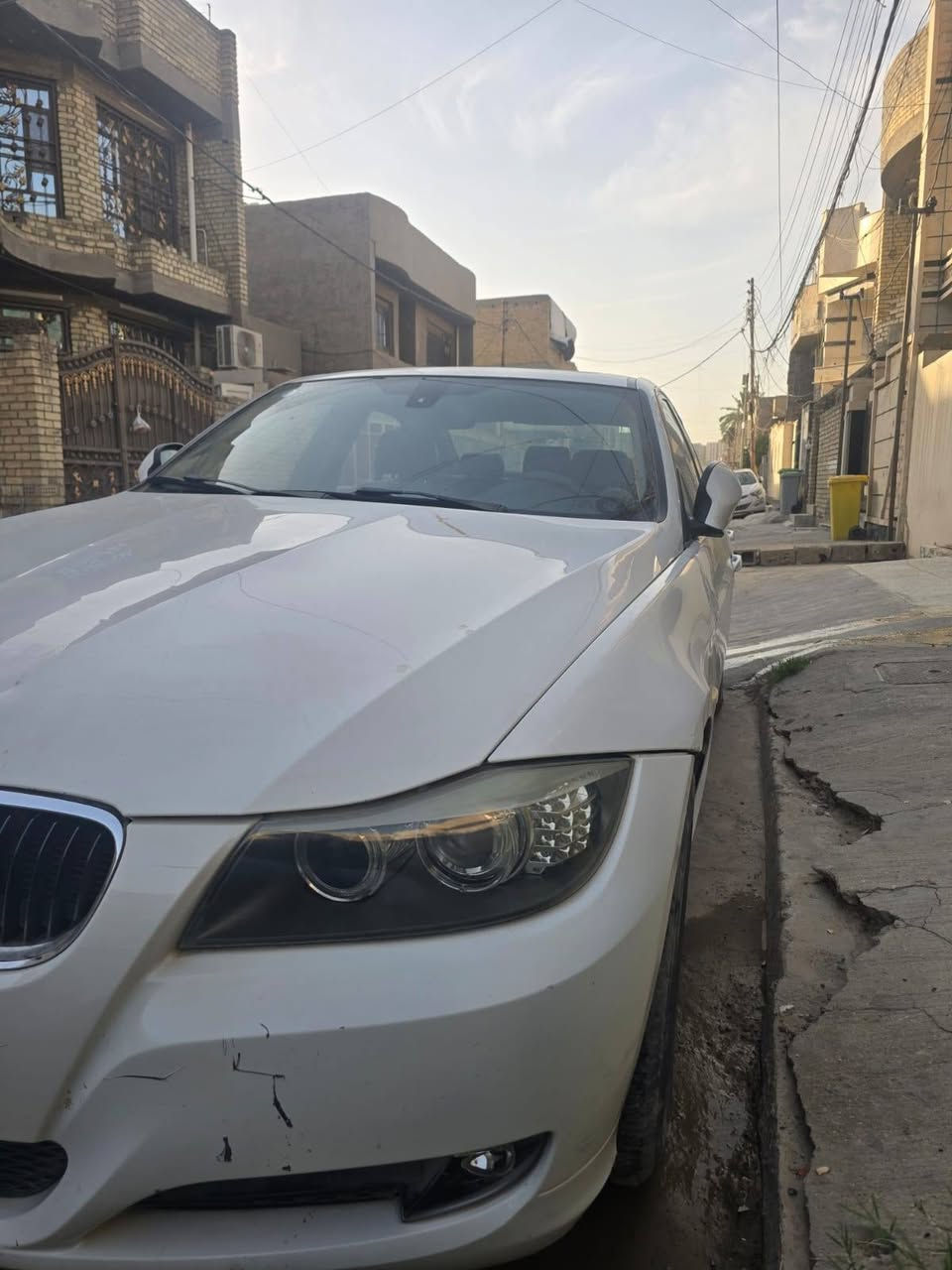 السلام عليكم ورحمة الله وبركاته
السعر خاص او عند الاتصال
عندي بي إم دبليو e90 328i موديل 2011 للبيع.
رقم بغداد الإنكليزي الجديد. 
· وارد أمريكي كلين تايتل (clean title) يعني نظيفة وما مصبوغة ولا متعرضة لحادث.
·فقط ضربة خفيفة جداً بباب السائق، شغلة بسيطة يعدلها أي مصلح وترجع وكالة بدون صبغ ولا تعقيد.

المواصفات:

· محرك 6 سلندر N52 المرغوب، مكينة ممتعة بالسياقة وبنفس الوقت اعتمادية وعملية.
· المكينة والكير شد مال حاوية. 
· الداخل جلد بلون مميز جداً، كراسي كهرباء، وفتحة سقف سلايدروف.
· شاشة عقل أصلية.
· تم تحديث المازدات بالكامل إلى شكل موديل LCI 2013، يعطي منظر مرتب وحديث.
· المرايا كهرباء شفط وفيها خاصية الميلان الذكي لما ترجع للخلف.
· كهربائيات السيارة 100% سليمة، كل شيء شغال بدون أي تجطيل.

الصيانة والتجهيزات (متعوب عليها بصراحة):

· بلكات BMW أصلية 6 كلهن جديدات مع مجاول جديدة.
· إطارات بريدجستون Bridgestone جديدة بالكامل.
· دسكات أمامية وخلفية جديدة.
· قاعدة فيول بم وفلاتر جديدة.
· تعبئة ماء زيتي أخضر. 

· السيارة باسمي وتحويل مباشر.
· السنوية جديدة نافذة لغاية 2031.
· فحص الهزة جديد، مخلصينه قبل شهر واحد فقط.
· الصدر الخلفي 90% والأمامي 75%.

ملاحظات للأمانة فقط:

· السيارة تحتاج بس لاستيك رباط للصدر الأمامي.
· التبريد عاطل يحتاج صيانة للمنظومة.
فلوس الصيانة تنزل من سعر السيارة
· غير هالشغلتين، شغل واطلع وما تشكي من شي، سيارة جاهزة للاستخدام اليومي.

المكان: بغداد – الدورة
للتواصل والاستفسار: *********** (اتصال أو واتساب) أو مراسلة عالخاص. بغداد, العراق
