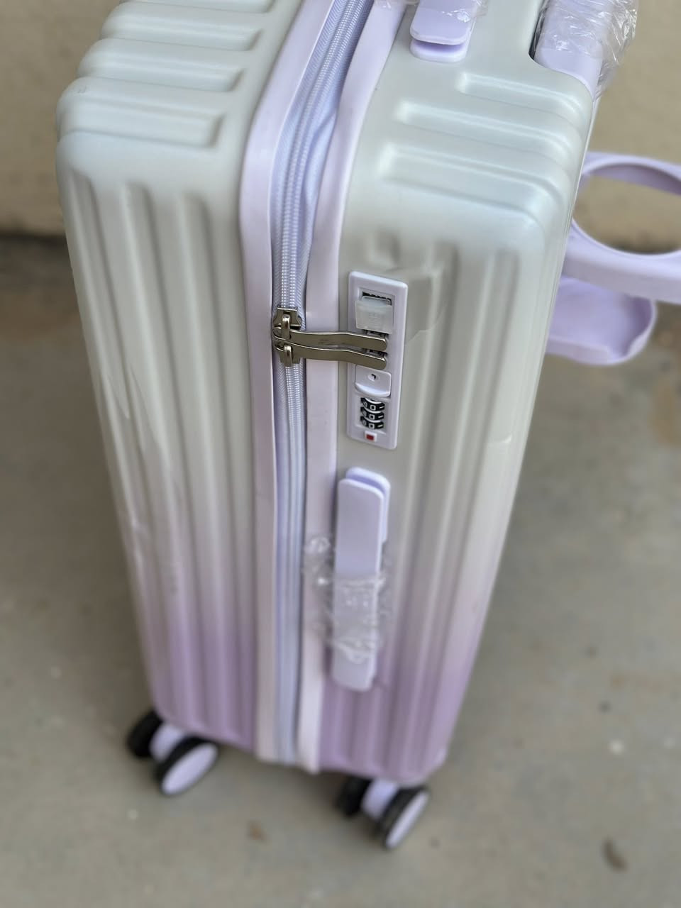 يالله يارزاق جنطه سفر المنيوم لون مميز متموج رمز سري ومفتاح ومنفذ شحن باور بنك جديده  بالكارتون بيه خسفه زغيره مماثره عليه قياساته الارتفاع ٦٠ والعرض ٣٥


**إذا كنت صاحب هذا الإعلان وتريد حذفه لأي سبب، رجاءا أرسل رسالة إلى الدعم الفني**