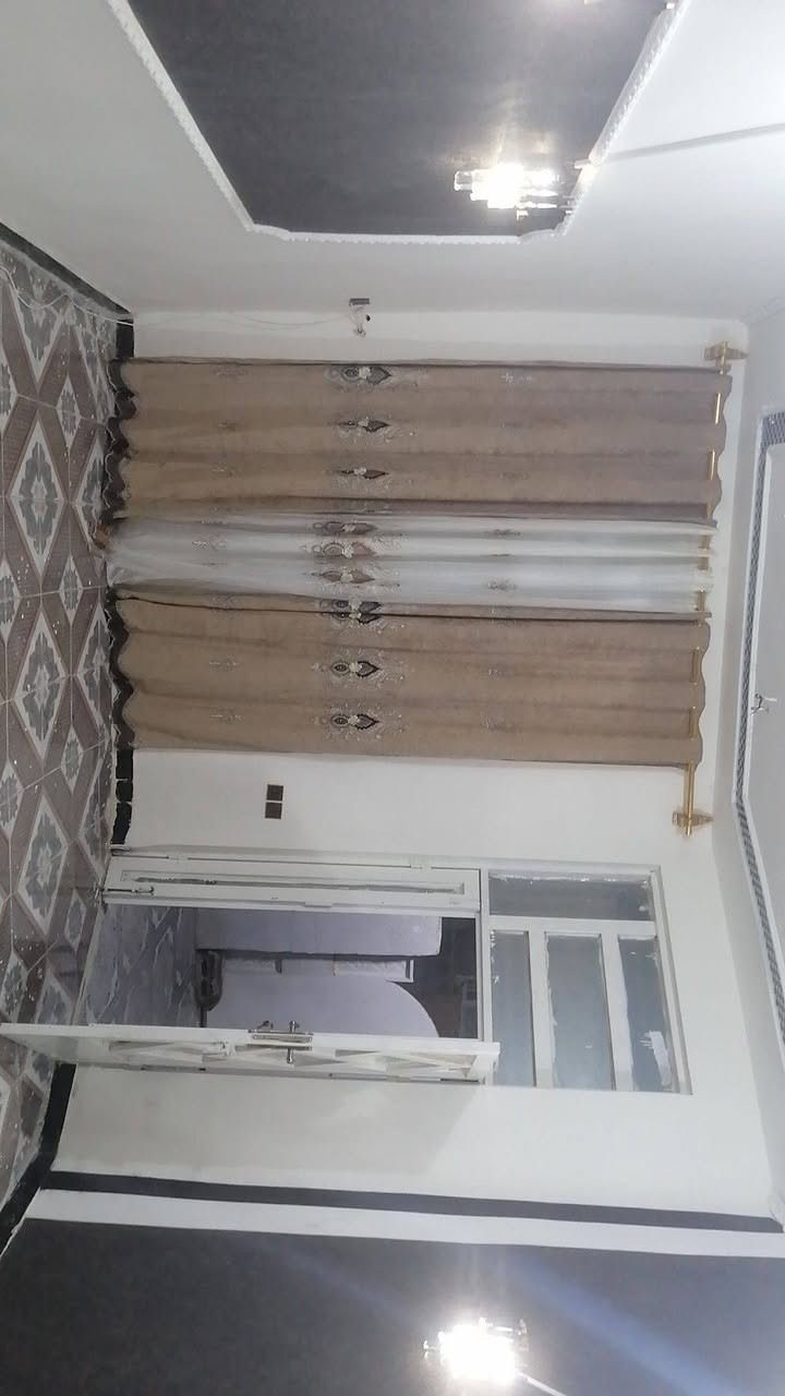 بيت بحي الحكيم 180متر علا شارعين شارع مجمع الضلال وشارع بني تميم فرعي غرفتين وهول ومطبخ وستقبال السقف صب الرضيه سيراميك مسجل بلديه 
السعر 32 بيه مجال بصيط 
الستفسار ***********
