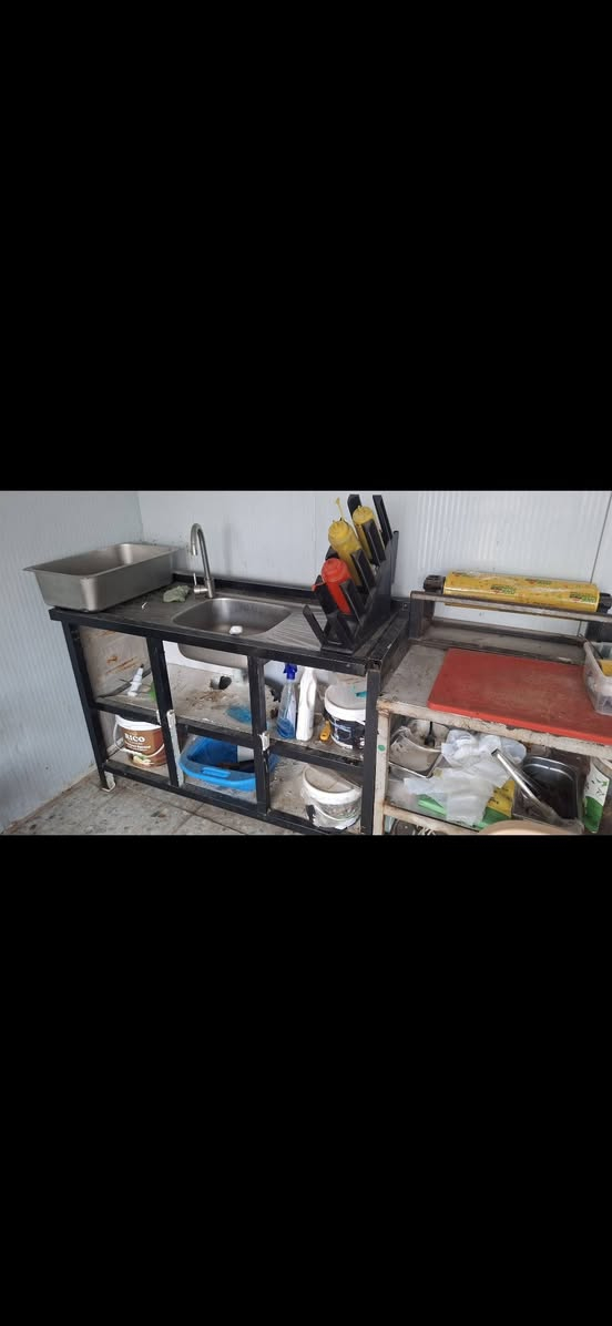 أغراض مطعم للبيع شوايه شاورمه 2 +حمايه طعام 4 بلنكات + سنك + طباخ 4 عيون + نواعم ألستفسار *********** بغداد عنوان ألامين الثانية
