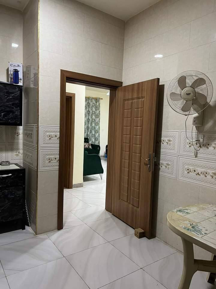 السلام عليكم بيت للبيع في الفلوجه مجمع الرحاب مرحلة الاولى كافه خدمات 
مساحه 250 متر متكون غرف ٢ وصاله ديوانيه ومطبخ وصحيات خارجي وداخليه كامل مكمل 
سعررر 150 مليون بيه مجال
***********
*********** واتساب
