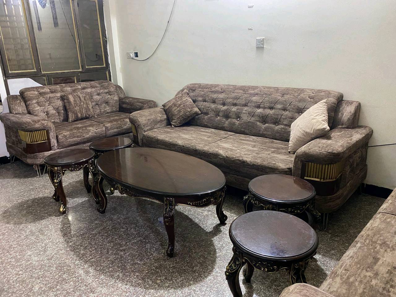 

غرفة صالة جميلة للبيع تتكون من 3 كنتورات كبيرة وكنب مريح و5 طاولات خشبية منجدة بديكور رائع. الخشب بلمعان مميز وتصميم أنيق يتناسب مع مختلف الديكورات الداخلية. الغرفة تشمل أيضًا جهاز خياطة صناعي. جميع الأغراض بحالة ممتازة.